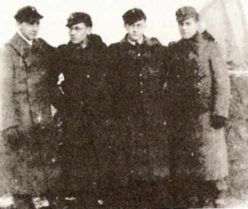 Luftwaffenhelfer Manfred Pliska, Helmut Schieferle, Gnther Lojewski, Kurt Kather vor dem Funkmegert der z.b.V. Batterie 10.400