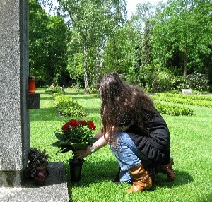 Bild: Heike Jordan von GELSENZENTRUM legt Blumen am Denkmal für russische Kriegsgefangene und Fremdarbeiter auf dem Friedhof Horst-Süd nieder.