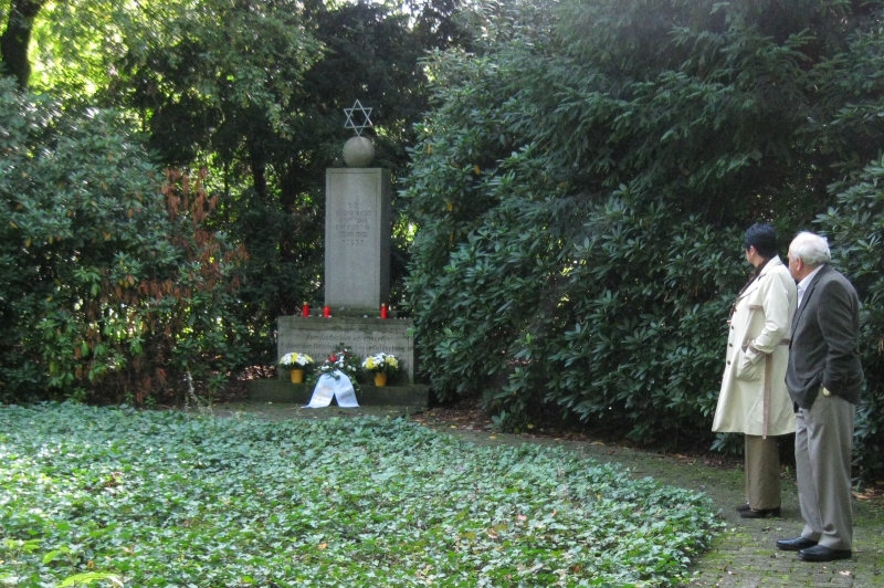 Familie Black am Mahnmal auf dem Horster Sdfriedhof 2010