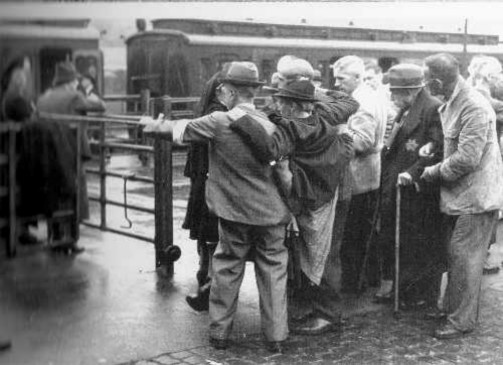 Bild: Wiesbadener Juden, die sich am 29. August 1942 in der örtlichen Synagoge hatten einfinden müssen, wurden am 1. September 1942 nach Theresienstadt deportiert.