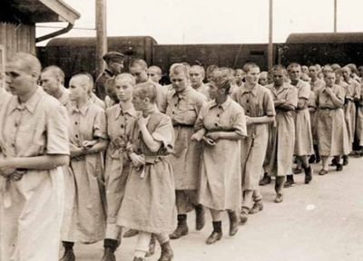 Weibliche KZ-Gefangene werden 1944 im Vernichtungslager Auschwitz zur Ableistung von Zwangsarbeit in Gelsenkirchen selektiert