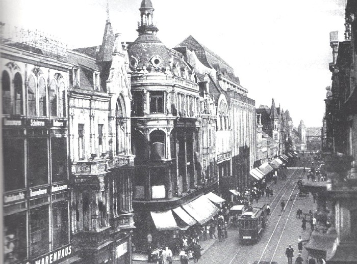 Gelsenkirchen, Bahnhofstrasse 1904. Im Hintergrund rechts ist einer der Trme der alten jdischen Synagoge zu sehen