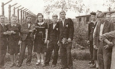Foto: Barbara S., (2te v. links) im Lager Brinkstrasse in Gelsenkirchen-Horst