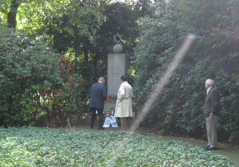 Familie Black am Mahnmal auf dem Horster Sdfriedhof 2010