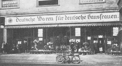 Abb.: Beim reichsweiten Boykott jüdischer Geschäfte grenzt sich der Laden neben der Schauburg an der Horster Straße in Buer mit 