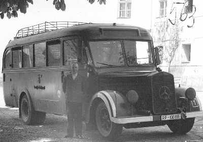 NS-Tötungsanstalt Hartheim, Abholungsbus mit Fahrer. (Foto Hartheim-Prozess)