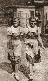 Das Bild zeigt Cilla Itzhaki 1939 rechts neben ihrer Freundin Bronka, die in Treblinka ermordet wurde