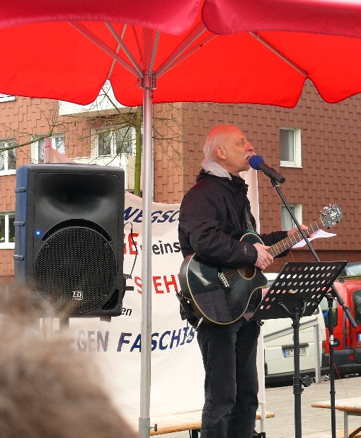 Liedermacher Karl N�mmes aus Berlin angereist, spielte und sang auch auf der Kundgebung an der Fischerstrasse