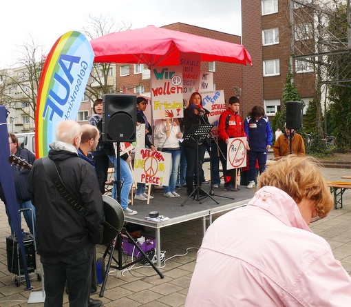 Sch�lerinnen und Sch�ler der Gesamtschule Horst haben Plakate gebastelt. Sie kamen gemeinsam mit Direktor Steinwede zur Kundgebung am Samstag, der ebenso wie der Sch�lersprecher Dominik Niehues Worte an die KundgebungsteilnehmerInnen richtete.