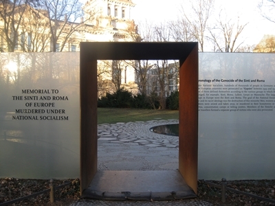 Das Sinti und Roma Denkmal erinnert im grünen Tiergarten nahe dem Brandenburger Tor an die im Nationalsozialismus ermordeten Sinti und Roma. 