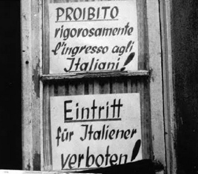 Deutschland, Saarbr�cken 1955/56. 'Italienern ist der Zutritt strengstens untersagt'. Ein Schild gegen Italiener, das am Eingang einer deutschen Bar angebracht wurde.
