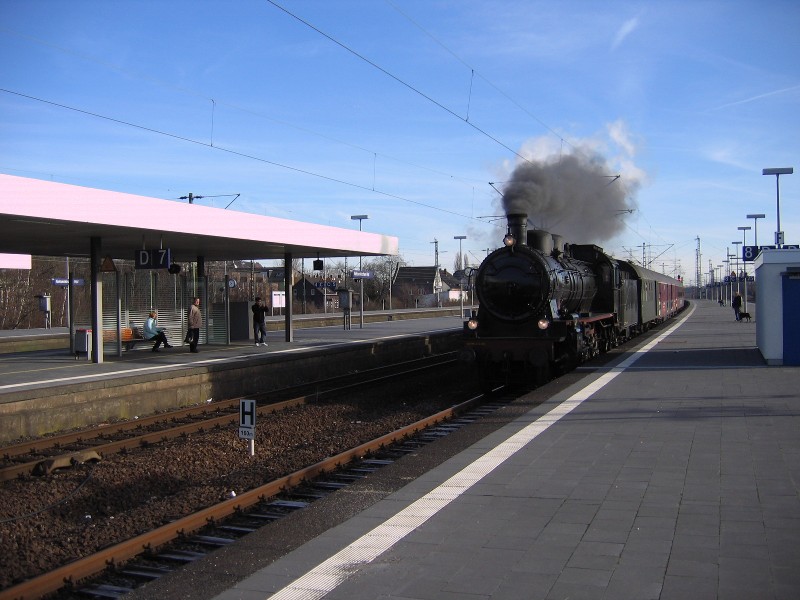 Einfahrt des Zuges der Erinnerung in den Gelsenkirchener Hauptbahnhof