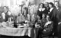 Foto: Die Marnachs feiern Weihnachten, 26. Dezember 1935 bei Tante Else (2. von links)