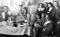 Foto: Die Marnachs feiern Weihnachten, 26. Dezember 1935 bei Tante Else (2. von links)