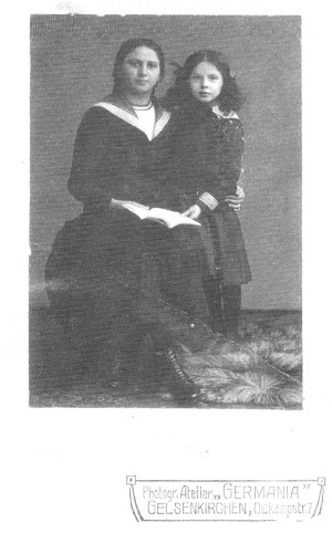 Bild: De zusters Emma en Erna Posner amstreeks 1906