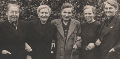 Frauen ermordeter Gelsenkirchener Widerstandskämpfer aus der Zielasko-Gruppe, um 1948 (von rechts nach links): Luise Eichenauer, Anna Littek (1899-1987), Emma Rahkob (1898-1972), Anna Bukowski (1901-1986), ganz links Auguste Frost.