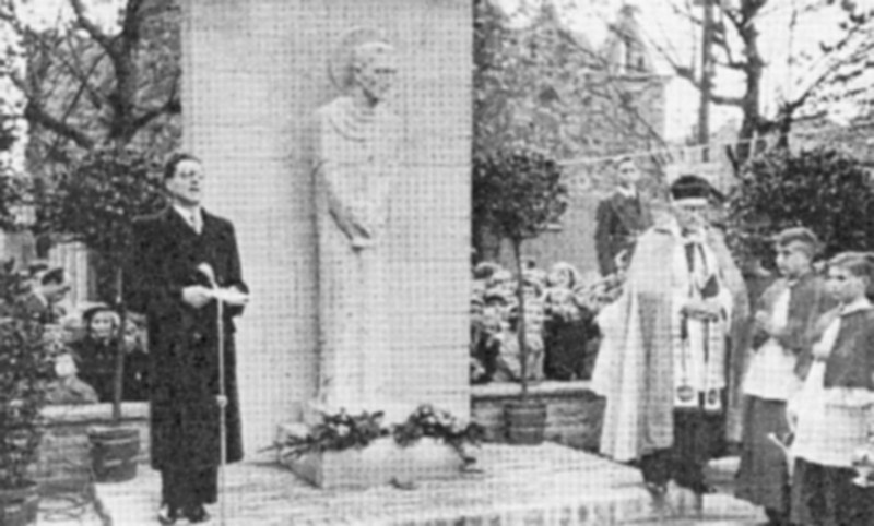Fr ihre Kriegsopfer errichtet St. Barbara auf dem Vorplatz der Kirche am Allerheiligentage 1953 ein Mahnmal, das den Erzengel Michael als trauernden Hter der Toten zeigt