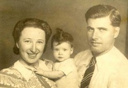 Familie Krips: Aufgrund ihrer jdischen Herkunft musste das Ehepaar Krips 1939 aus Deutschland nach Shanghai flchten. Noch im gleichen Jahr wurde ihre Tochter Sonja dort geboren.