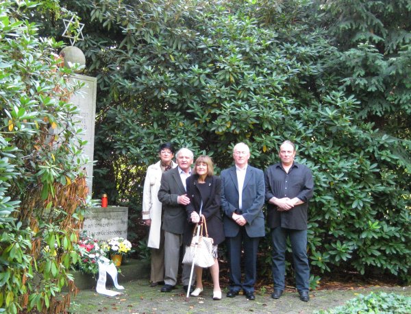 Familie Black und Andreas Jordan vom gemeinntzigen Verein Gelsenzentrum.