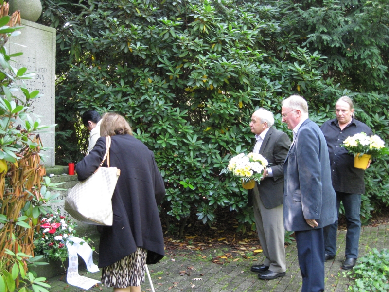 Familie Black am Mahnmal auf dem Horster Sdfriedhof 2010 