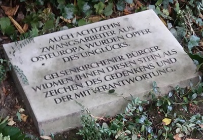 Gedenkstein auf dem Friedhof in Gelsenkirchen-Rotthausen, gestiftet 2017 von VVN/BdA GE, Gelsenzentrum e.V. und Klaus Brandt