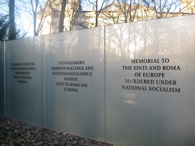 Das Sinti und Roma Denkmal erinnert im grünen Tiergarten nahe dem Brandenburger Tor an die im Nationalsozialismus ermordeten Sinti und Roma. 