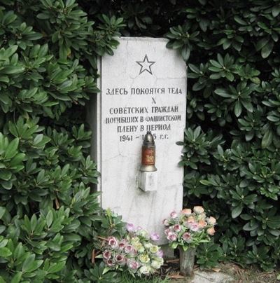 Ostfriedhof in Gelsenkirchen. Der Gedenkstein erinnert mit einer kyrillischen Inschrift an dort bestattete sowjetische Zwangsarbeiter