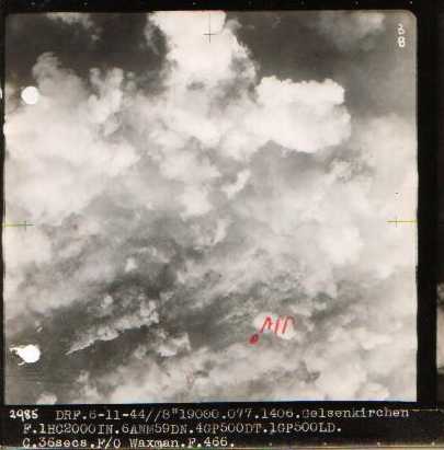 Foto: Tagesangriff 6. November 1944 auf Gelsenkirchen, Time over Target 14:06 Uhr, Flughöhe 19.000 ft.