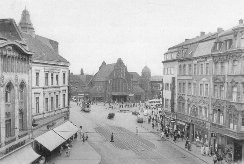 Der alte Gelsenkirchener Hauptbahnhof Anfang der 50er Jahre, dass Bahnhofsgebude wurde 1982 abgerissen. Die Bahnhofstrae verbindet den Bahnhof mit dem ehemaligen Dorfzentrum Gelsenkirchens, heute Neumarkt/Am Rundhfchen
