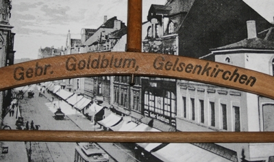 Mitte der Dreiiger Jahre: Die Schalker Strae in Gelsenkirchen. Rechts im Bild das Geschft der Gebr. Goldblum