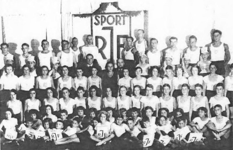 Gymnastic Group of RJF Schild Gelsenkirchen in 1934. Third row from top, fifth from right: Albert Gompertz. In center Ruth Stamm and Leo Gompertz