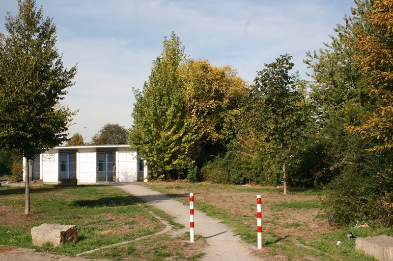 Sdlicher Zugang zur 'Glckauf-Kampfbahn' Hubertusstrae in Schalke-Nord