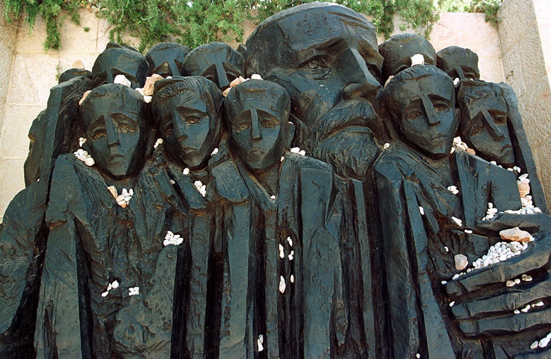 Foto: Skulptur 'Korczak und die Kinder des Ghetto' auf dem Gelnde der Gedenksttte Yad Vashem