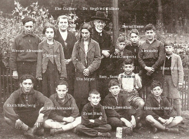 Ausflug einer jüdischen Schülergruppe vor 1938 mit Rabbiner Dr. Siegfried Galliner