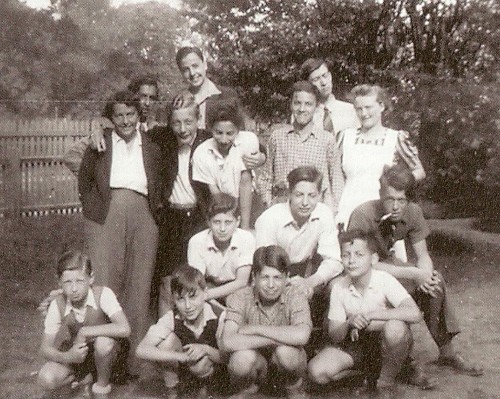 Bild: Gruppe aus dem Kinderheim fr Jungen in Uppsala 1940, Klaus Back zweiter kniend von links, Tante Sofie stehend links