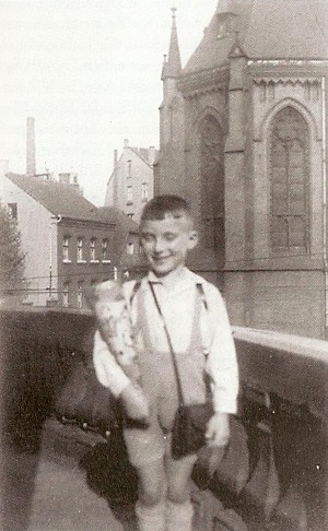 Bild: Klaus Back mit der Schultte am Tag der Einschulung auf dem Balkon der Wohnung an der Ebertstrae l