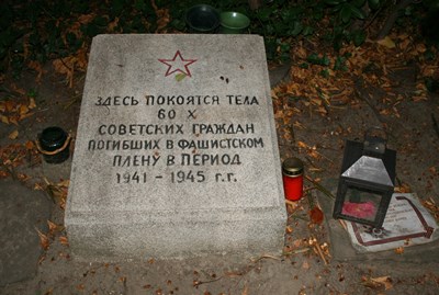 Hauptfriedhof in Gelsenkirchen. Der Gedenkstein erinnert mit einer kyrillischen Inschrift an dort bestattete sowjetische Zwangsarbeiter