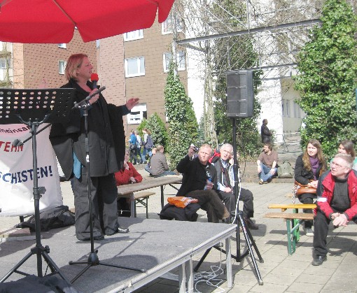 MdB Ingrid Remmers spricht auf der Kungebungung gegen Rechts in Gelsenkirchen-Horst.