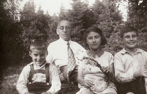 Bild: Moritz Back mit seinen Kindern Klaus, Hilde und Ernst bei einem der hufigen Ausflge, ca. 1933