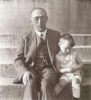 Bild: Moritz Back mit seinem Sohn Klaus auf der Treppe zum Garten am Haus an der Zeppelinallee 1932