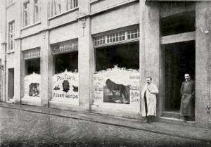 Bild: Pelzhaus Albert Gompertz, Schaufenster an der Klosterstrasse