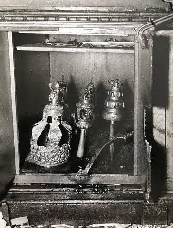 Im aufgebrochenen Schranktresor befanden sich Jüdische Zeremonialobjekte, u.a. Tora-Krone, Besaminbüchse, Rimmonim. Oben rechts im Bild ist der Schneidbrenner zu erkennen-
