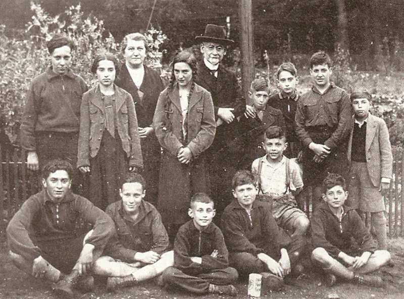 Rabbi Galliner with a students group from Gelsenkirchen.jpg
