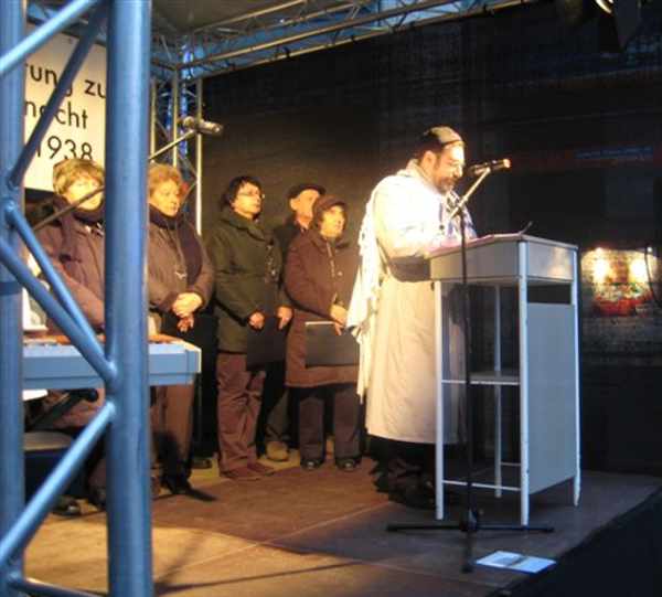 Der Vorsitzende der jüdischen Gemeinde Bochum trägt einen Kristallsplitter