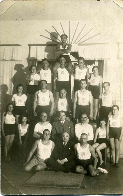 Gruppenfoto in Gelsenkirchen: Leo Gompertz, sitzend im Kreis einer Turnergruppe des Reichsbund jüdischer Frontsoldaten (RJF), dahinter Dr. Paul Eichengrün
