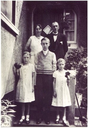 Familienfoto Musert 1934 anlsslich der Schulentlassung von Sohn Hans. Mit Ehefrau Elfriede und den Kindern Aniela, Hans und Ursula