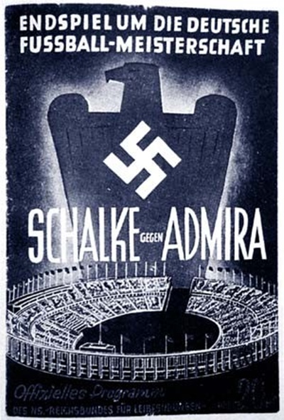 Die 'Knappen' feierten zwischen 1933 und 1945 mit sechs ihrer sieben deutschen Meistertitel ihre sportlich erfolgreichste Zeit. Die Nationalsozialisten nutzten die Schalker Erfolge fr ihre Propaganda und die Schalker lieen sich bereitwillig darauf ein. Adolf Hitler lie sich gerne mit den knigsblauen Spielern ablichten.