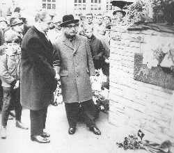 Bild: Kurt Neuwald und Oberbürgermeister Scharley bei der Einweihung des Mahnmals in Buer