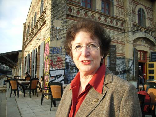 Glckliches Wiedersehen: Sonja Mhlberger vor dem letzten existenten Gebude des Grlitzer Bahnhofs in Berlin. Hier kam sie mit ihrer Familie im August 1947 nach einer vierwchigen Reise an. Mit dem Schiff und per Bahn waren sie aus ihrem Exil Shanghai um die halbe Welt gefahren, um nach dem Krieg wieder in Deutschland zu wohnen.