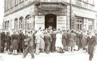 Bild: DM-Auszahlung der Stadt-Sparkasse in der Gaststtte 